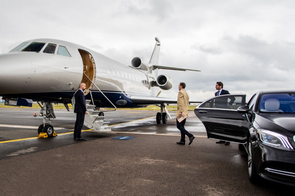 how to fly on a private jet